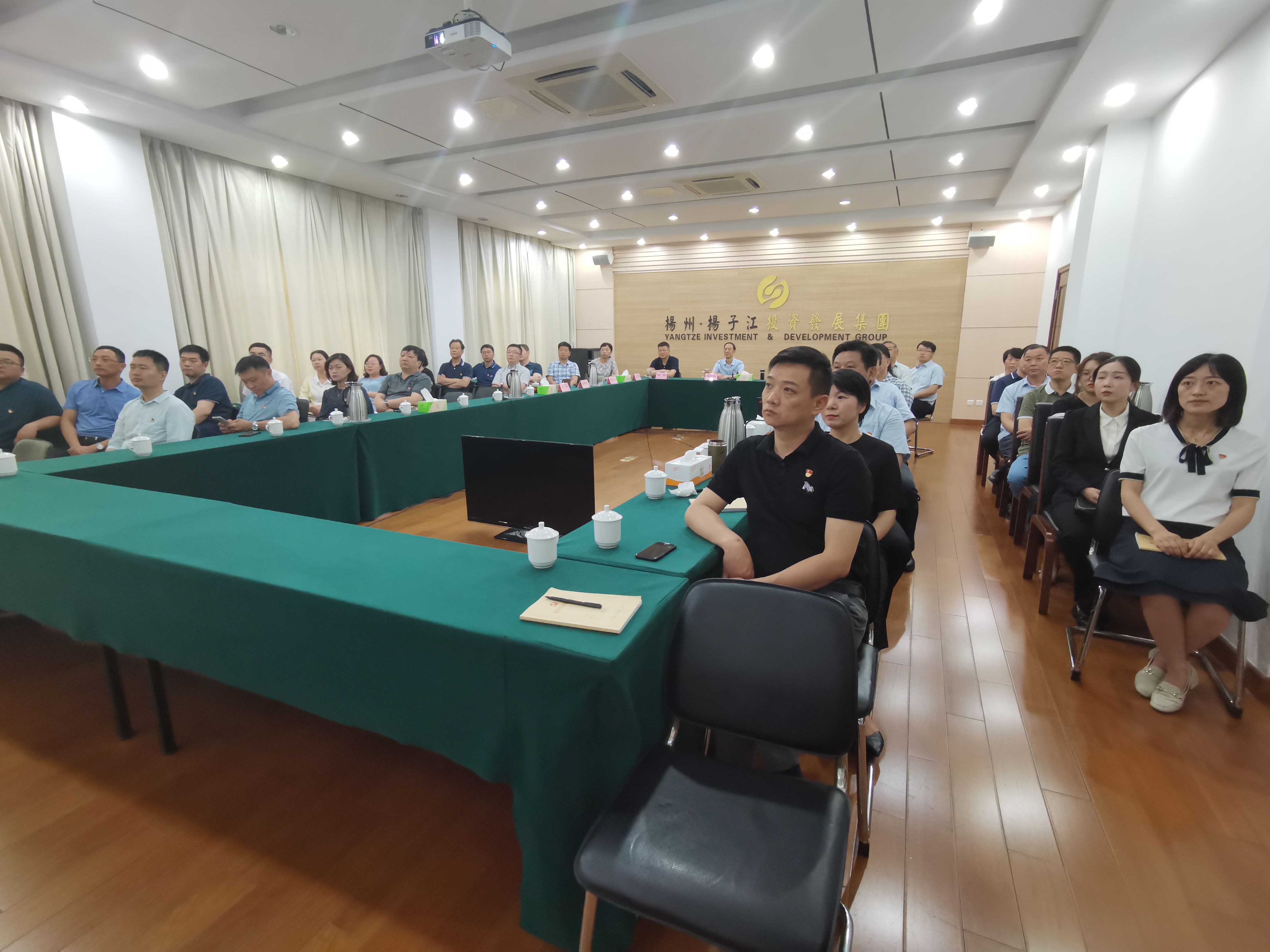 揚(yáng)子江集團(tuán)黨委理論中心組、全體中層干部、直屬支部全體黨員收看慶祝共產(chǎn)黨成立100周年大會(huì).jpg